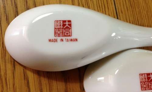 ORIENTAL PORCELAIN TAIWANESE SPOONS x 2.