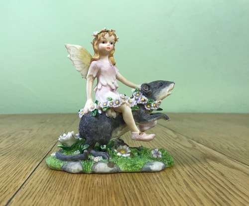 FAIRY FAIRIES Fairy riding a Mouse!!! RESIN FIGURINE AWESOME DETAIL STUNNING GIFT!!! HAVE a LOOK!!!!