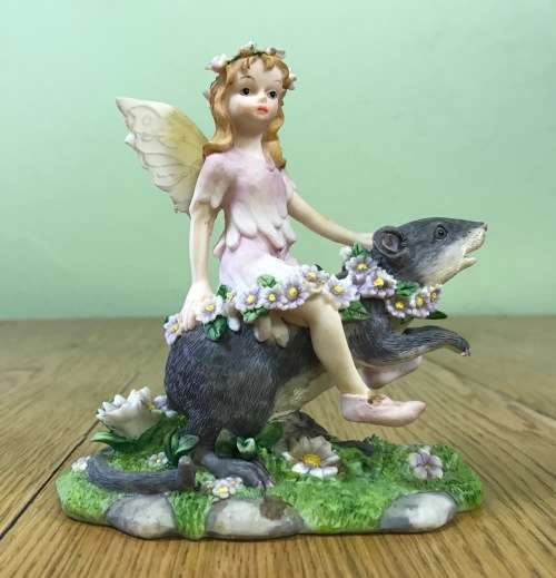 FAIRY FAIRIES Fairy riding a Mouse!!! RESIN FIGURINE AWESOME DETAIL STUNNING GIFT!!! HAVE a LOOK!!!!