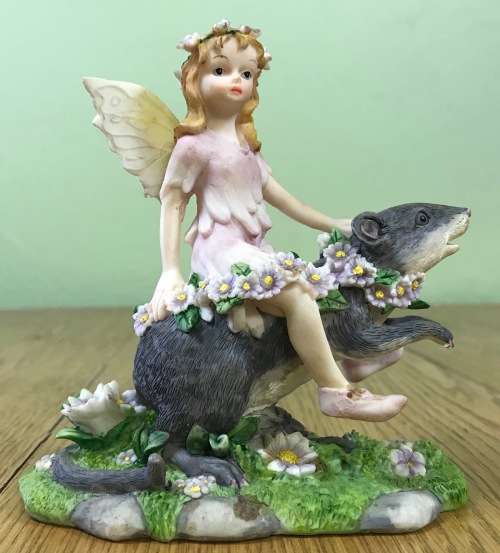 FAIRY FAIRIES Fairy riding a Mouse!!! RESIN FIGURINE AWESOME DETAIL STUNNING GIFT!!! HAVE a LOOK!!!!