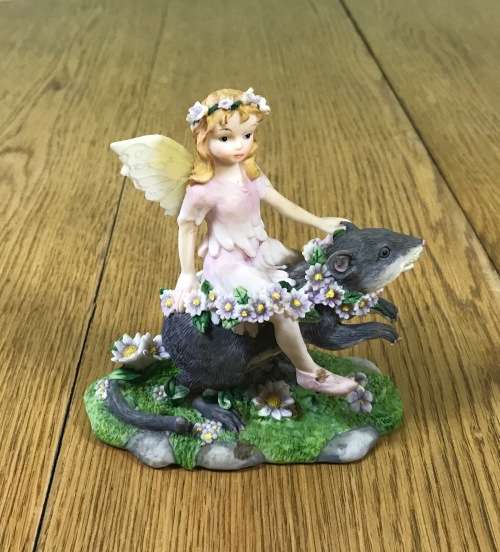 FAIRY FAIRIES Fairy riding a Mouse!!! RESIN FIGURINE AWESOME DETAIL STUNNING GIFT!!! HAVE a LOOK!!!!