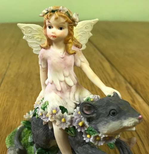 FAIRY FAIRIES Fairy riding a Mouse!!! RESIN FIGURINE AWESOME DETAIL STUNNING GIFT!!! HAVE a LOOK!!!!