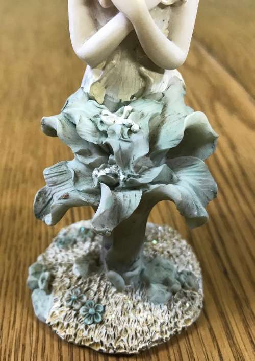 FAIRY FAIRIES Fairy Standing behind a table Flower!!!! MOVING WINGS!!! RESIN FIGURINE AWESOME GIFT!