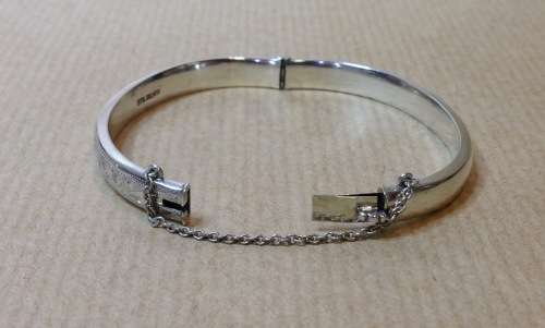 BEAUTIFUL STERLING SILVER HINGED BRACELET CHILDRENS? SMALL STAMPED SAFETY CHAIN FANTASTIC GIFT!!!!