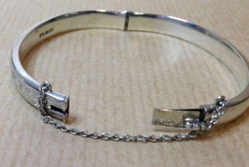 BEAUTIFUL STERLING SILVER HINGED BRACELET CHILDRENS? SMALL STAMPED SAFETY CHAIN FANTASTIC GIFT!!!!