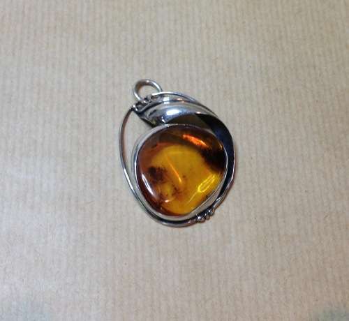 AMBER set in 925 STERLING SILVER PENDANT MARKED STYLISH & STUNNING!!!! BEAUTIFULLY DESIGNED!!!!!