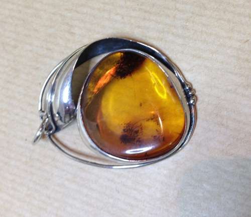 AMBER set in 925 STERLING SILVER PENDANT MARKED STYLISH & STUNNING!!!! BEAUTIFULLY DESIGNED!!!!!