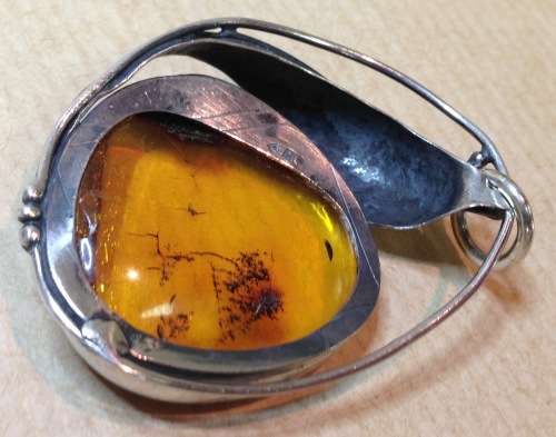 AMBER set in 925 STERLING SILVER PENDANT MARKED STYLISH & STUNNING!!!! BEAUTIFULLY DESIGNED!!!!!