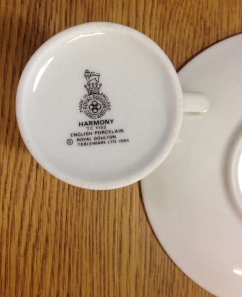 ROYAL DOULTON Coffee Expresso Cup & Saucer VOGUE COLLECTION by HARMONY TC1152 ENGLAND 1984 FLOWERS.