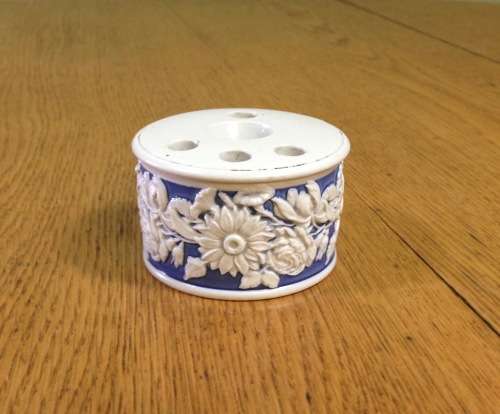 PORCELAIN DESKTOP PEN HOLDER BLUE and WHITE.