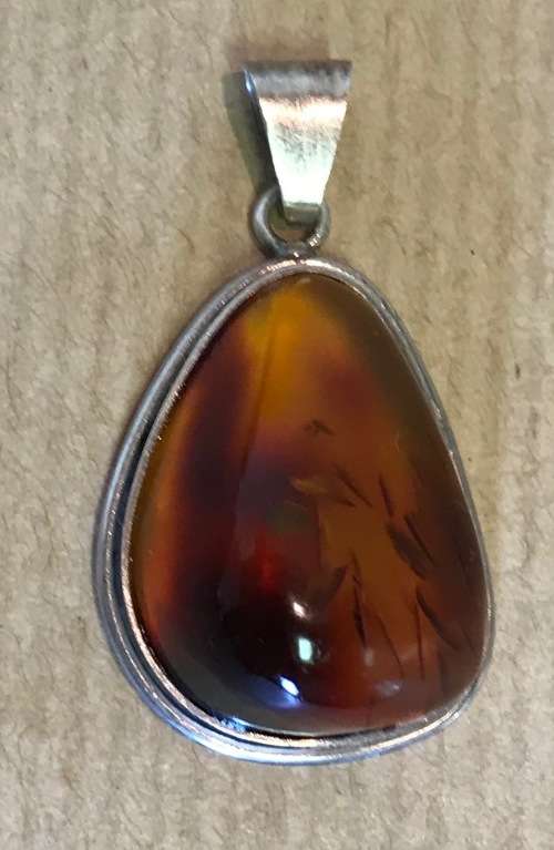 AMBER set in 925 STERLING SILVER PENDANT MARKED STUNNING!!!! SIMPLE ELEGANT DESIGN!!!!!!!
