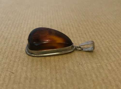 AMBER set in 925 STERLING SILVER PENDANT MARKED STUNNING!!!! SIMPLE ELEGANT DESIGN!!!!!!!
