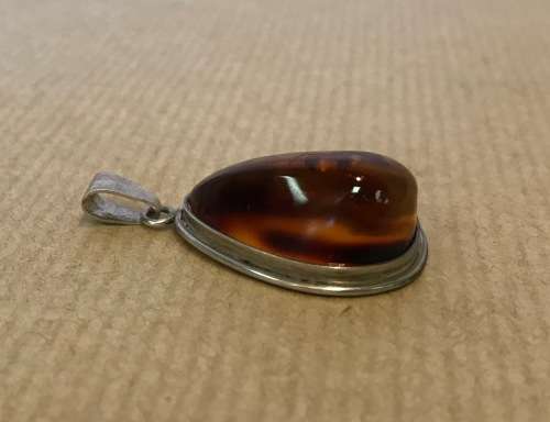 AMBER set in 925 STERLING SILVER PENDANT MARKED STUNNING!!!! SIMPLE ELEGANT DESIGN!!!!!!!