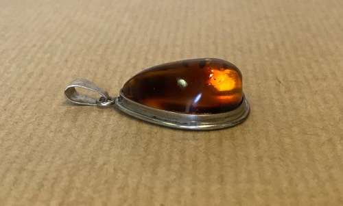 AMBER set in 925 STERLING SILVER PENDANT MARKED STUNNING!!!! SIMPLE ELEGANT DESIGN!!!!!!!