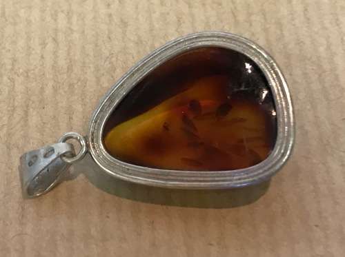 AMBER set in 925 STERLING SILVER PENDANT MARKED STUNNING!!!! SIMPLE ELEGANT DESIGN!!!!!!!