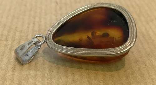 AMBER set in 925 STERLING SILVER PENDANT MARKED STUNNING!!!! SIMPLE ELEGANT DESIGN!!!!!!!