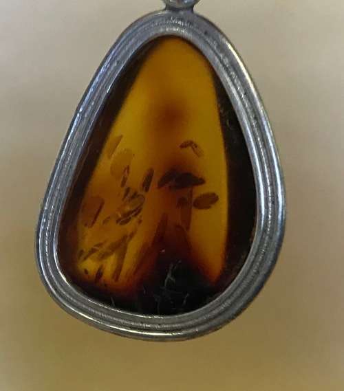 AMBER set in 925 STERLING SILVER PENDANT MARKED STUNNING!!!! SIMPLE ELEGANT DESIGN!!!!!!!