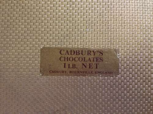 CADBURY`S CHOCOLATES LIDDED BOX BOURNVILLE ENGLAND FINE ROYAL LADY AT THE OPERA OPERA GLASSES.