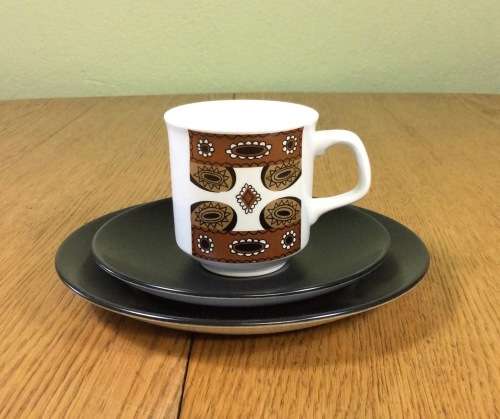 COFFEE TRIO DEMITASSE J and G MEAKIN STUDIO ENGLAND MAORI PATTERN RETRO CAKE PLATE SAUCER CUP 1960`s