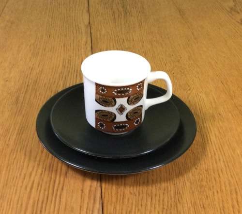 COFFEE TRIO DEMITASSE J and G MEAKIN STUDIO ENGLAND MAORI PATTERN RETRO CAKE PLATE SAUCER CUP 1960`s