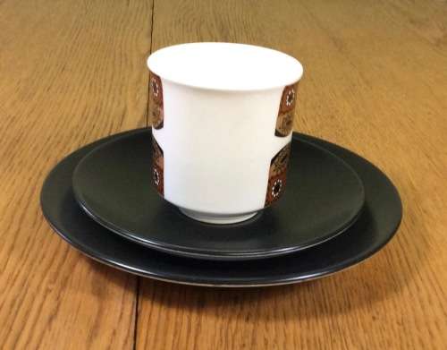 COFFEE TRIO DEMITASSE J and G MEAKIN STUDIO ENGLAND MAORI PATTERN RETRO CAKE PLATE SAUCER CUP 1960`s