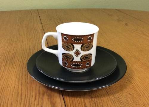 COFFEE TRIO DEMITASSE J and G MEAKIN STUDIO ENGLAND MAORI PATTERN RETRO CAKE PLATE SAUCER CUP 1960`s