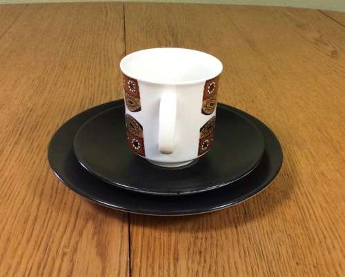COFFEE TRIO DEMITASSE J and G MEAKIN STUDIO ENGLAND MAORI PATTERN RETRO CAKE PLATE SAUCER CUP 1960`s