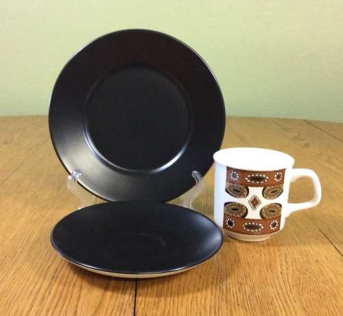 COFFEE TRIO DEMITASSE J and G MEAKIN STUDIO ENGLAND MAORI PATTERN RETRO CAKE PLATE SAUCER CUP 1960`s