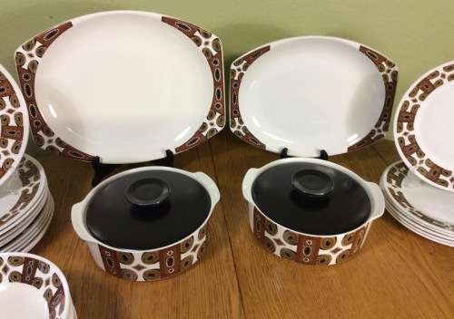 DINNER SERVICE=PART=46 piece=PLATES=BOWLS=J and G MEAKIN STUDIO=ENGLAND=MAORI PATTERN=RETRO=1960's