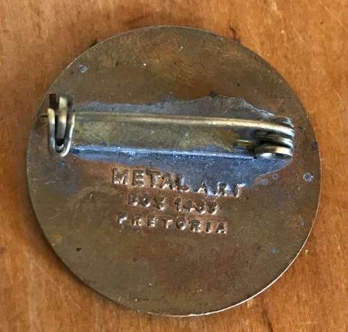 BADGE BROOCH JCI JOHANNESBURG CHAMBER of INDUSTRY LAWN BOWLS TROPHY 1972 METAL ART PRETORIA.