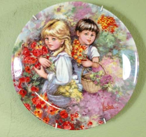 WEDGWOOD of ETRURIA & BARLASTON=1983=OUR GARDEN PLATE=MY MEMORIES SERIES=MARY VICKERS=No. 3967E