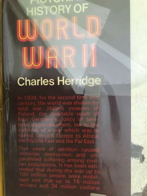 PICTORIAL HISTORY OF WORLD WAR 2 WWII CHARLES HERRIDGE HAMLYN LONDON 1975 MILITARY BOOK TANKS GUNS.