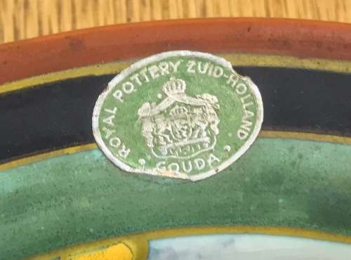 GOUDA ROYAL Zuid Holland BOWL 223mm d 1952 HJ 2965/22 5460 ?? PATTERN FLOWERS FLORAL STUNNING! LABEL