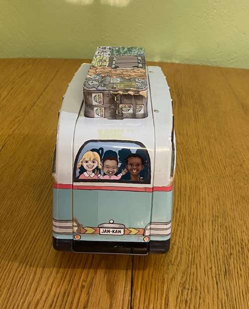 TIN=WOOLWORTHS TAXI BISCUIT TIN=SMOOTH  OPERATOR=DRIVER-JAN PIEREWIET=CARRY 7 PASSENGERS=JAN-KAN!!!!