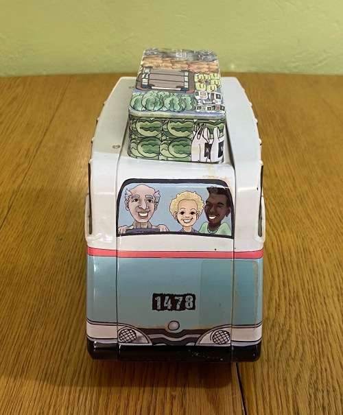 TIN=WOOLWORTHS TAXI BISCUIT TIN=SMOOTH  OPERATOR=DRIVER-JAN PIEREWIET=CARRY 7 PASSENGERS=JAN-KAN!!!!