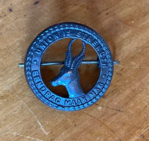 SOUTH AFRICAN INFANTRY SAI SADF BADGE x 1 `UNION IS STRENGTH` `EENDRAG MAAK MAG` SPRINGBOK LUGS PIN.