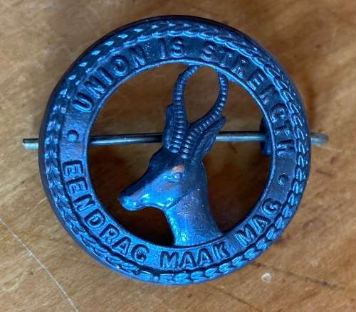 SOUTH AFRICAN INFANTRY SAI SADF BADGE x 1 `UNION IS STRENGTH` `EENDRAG MAAK MAG` SPRINGBOK LUGS PIN.