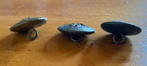 ROYAL AIRFORCE KING`s CROWN 3 x Military Brass Uniform Buttons 25mm diameter ENGLAND.