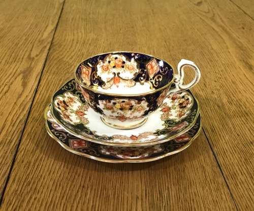 ROYAL ALBERT DERBY IMARI STYLE TEA TRIO x 1 CUP SAUCER CAKE PLATE BONE CHINA 1950`s ENGLAND FLORAL.b