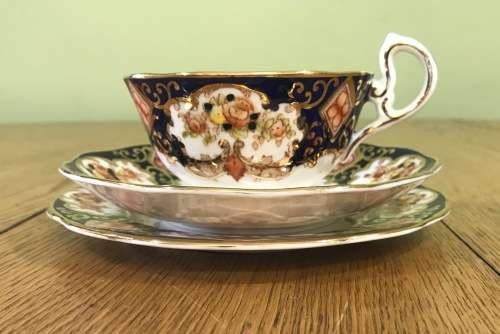 ROYAL ALBERT DERBY IMARI STYLE TEA TRIO x 1 CUP SAUCER CAKE PLATE BONE CHINA 1950`s ENGLAND FLORAL.b