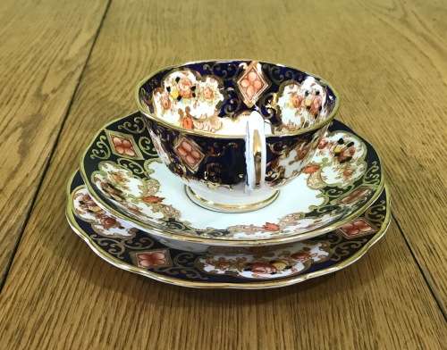 ROYAL ALBERT DERBY IMARI STYLE TEA TRIO x 1 CUP SAUCER CAKE PLATE BONE CHINA 1950`s ENGLAND FLORAL.b