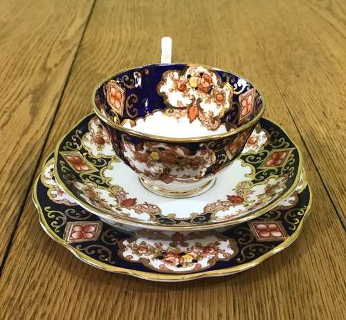 ROYAL ALBERT DERBY IMARI STYLE TEA TRIO x 1 CUP SAUCER CAKE PLATE BONE CHINA 1950`s ENGLAND FLORAL.c