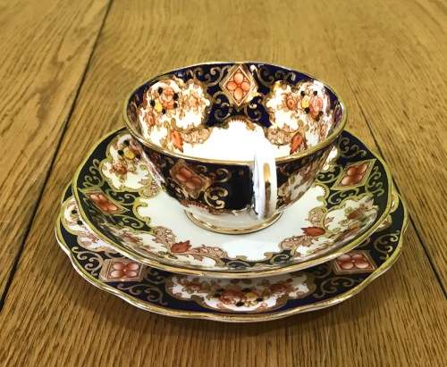 ROYAL ALBERT DERBY IMARI STYLE TEA TRIO x 1 CUP SAUCER CAKE PLATE BONE CHINA 1950`s ENGLAND FLORAL.c