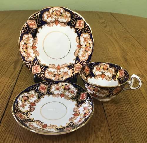 ROYAL ALBERT DERBY IMARI STYLE TEA TRIO x 1 CUP SAUCER CAKE PLATE BONE CHINA 1950`s ENGLAND FLORAL.c
