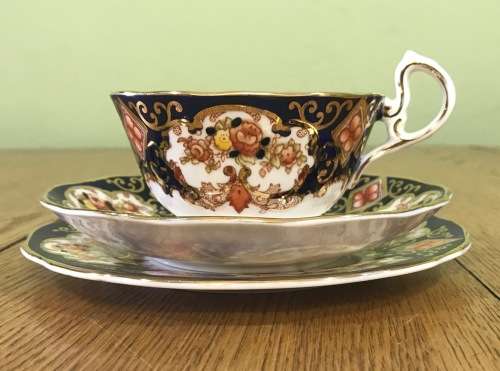 ROYAL ALBERT DERBY IMARI STYLE TEA TRIO x 1 CUP SAUCER CAKE PLATE BONE CHINA 1950`s ENGLAND FLORAL.d