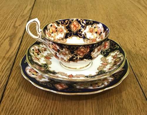 ROYAL ALBERT DERBY IMARI STYLE TEA TRIO x 1 CUP SAUCER CAKE PLATE BONE CHINA 1950`s ENGLAND FLORAL.d