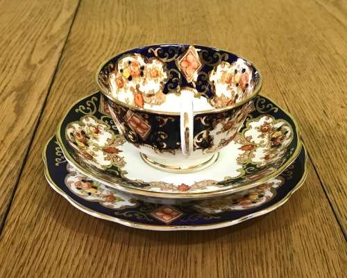 ROYAL ALBERT DERBY IMARI STYLE TEA TRIO x 1 CUP SAUCER CAKE PLATE BONE CHINA 1950`s ENGLAND FLORAL.d