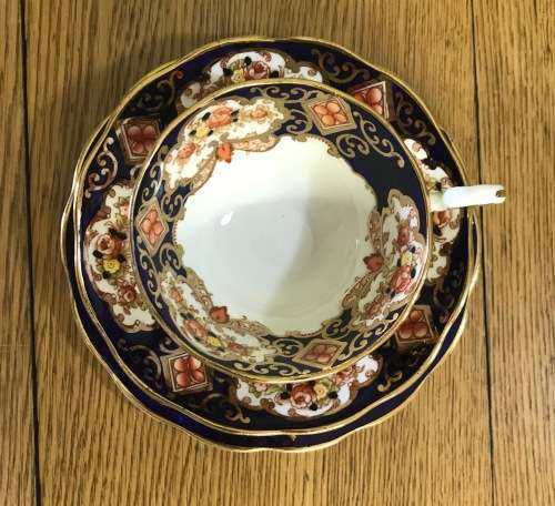 ROYAL ALBERT DERBY IMARI STYLE TEA TRIO x 1 CUP SAUCER CAKE PLATE BONE CHINA 1950`s ENGLAND FLORAL.d