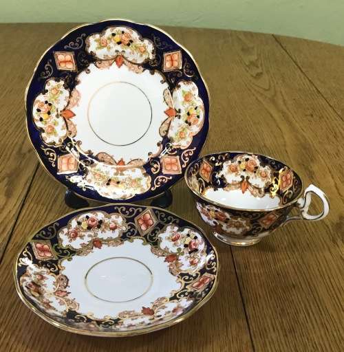 ROYAL ALBERT DERBY IMARI STYLE TEA TRIO x 1 CUP SAUCER CAKE PLATE BONE CHINA 1950`s ENGLAND FLORAL.d