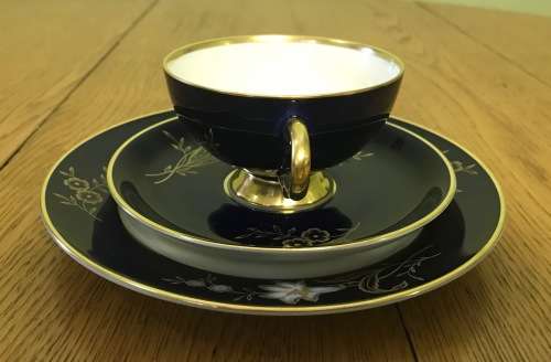 TEA TRIO`S x 6 JOHANN HAVILAND BAVARIA GERMANY COBALT and GILT LEAVES LILY WHITE FLOWERS MAGNIFICENT